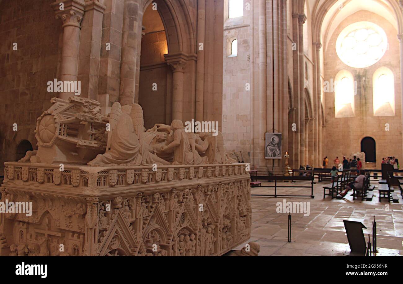 Alcobaça, quartier de Leiria, Portugal - 20 août 2017 : tombeau royal de la dynastie portugaise-Bourgogne, à l'intérieur du monastère gothique de Sainte Marie à Alcobaça, Banque D'Images