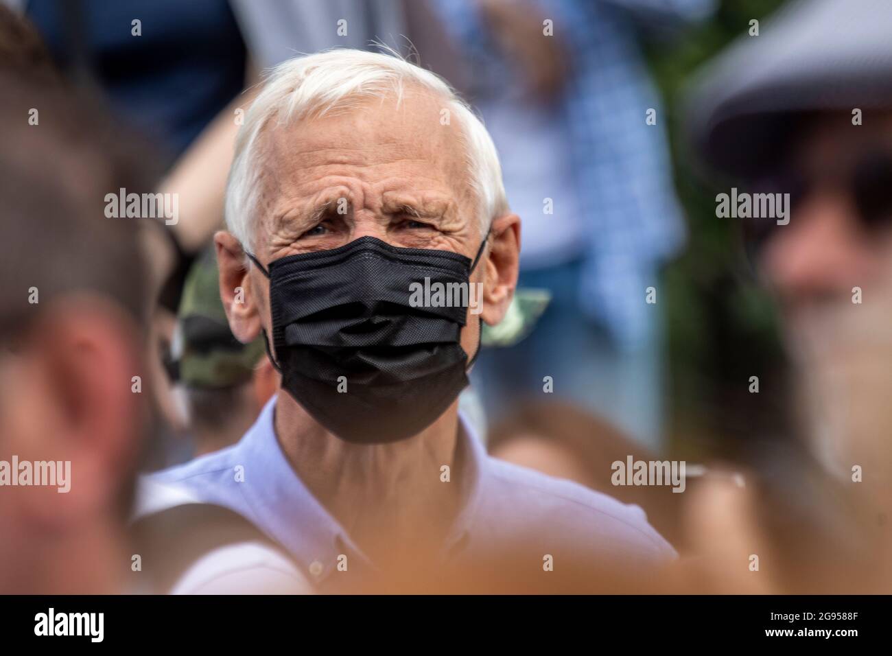 Moscou, Russie. 24 juillet 2021 UN homme portant un masque prend part à une manifestation anti-vaccination dans le centre de Moscou, en Russie Banque D'Images