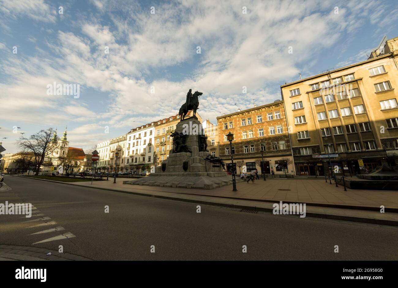 Cracovie, Pologne - 10 avril 2021 : prise de vue en grand angle du monument Grunwald, statue équestre du roi de Pologne située sur la place Matejko contre le ciel nuageux Banque D'Images