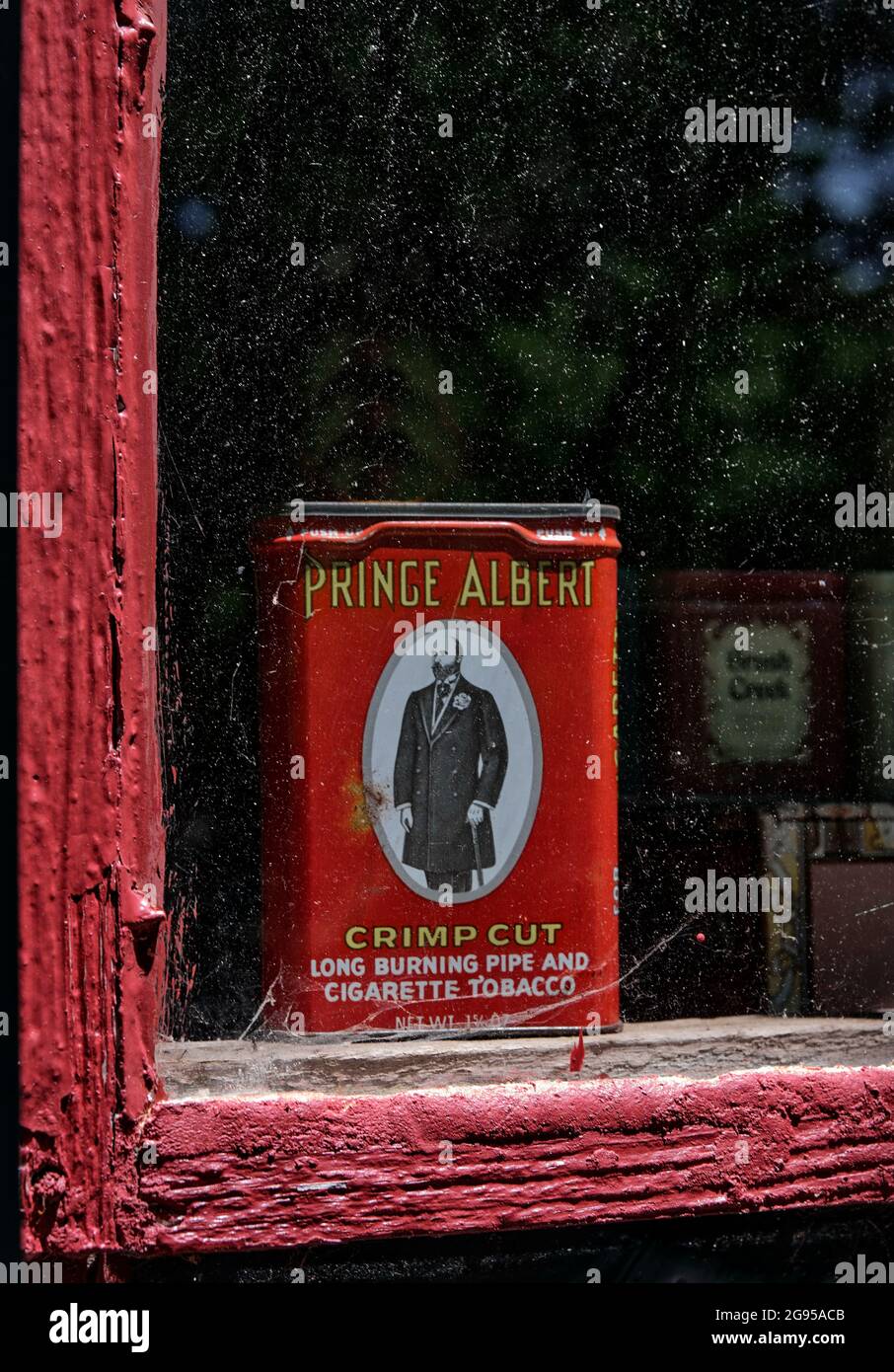 Une vitrine de magasin de campagne antique, peinte en rouge, date du milieu du XIXe siècle. Ces magasins de campagne ont joué un rôle vital dans les collectivités, offrant des marchandises et des services postaux. Banque D'Images