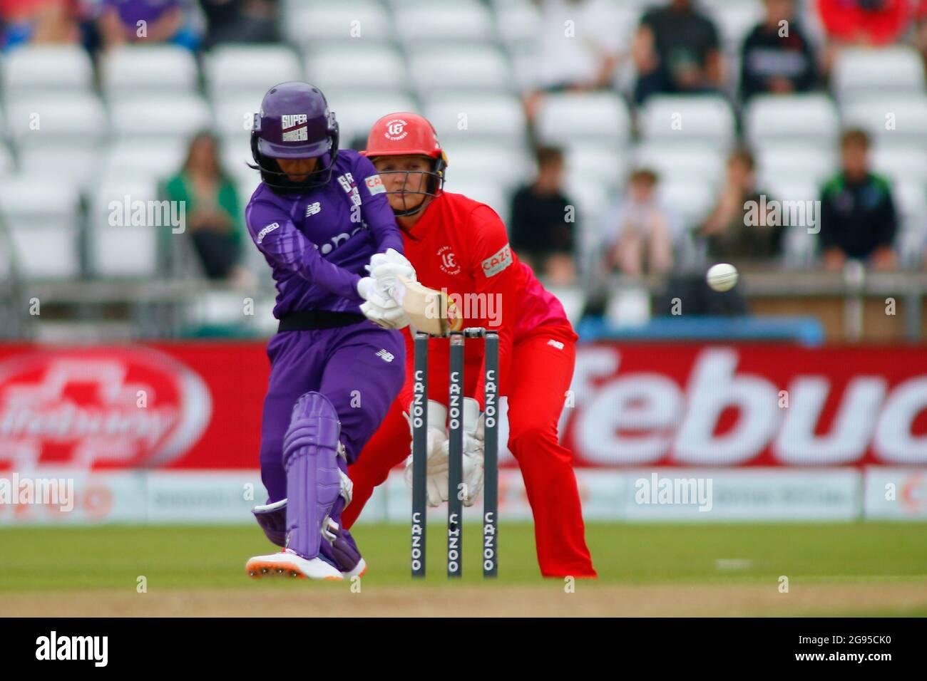 Stade Emerald Headingley, Leeds, West Yorkshire, 24 juillet 2021. The Hundred - Northern Superchargeurs Women vs Welsh Fire Women Jemimah Rodrigues of Northern Superchargeurs Women batting. Crédit : Touchlinepics/Alamy Live News Banque D'Images