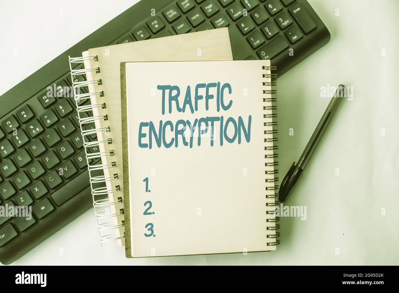 Inspiration montrant le signe de chiffrement du trafic. Internet concept méthode de sécurisation de la transmission de l'information deux blocs-notes spirale à lignes simples avec Banque D'Images