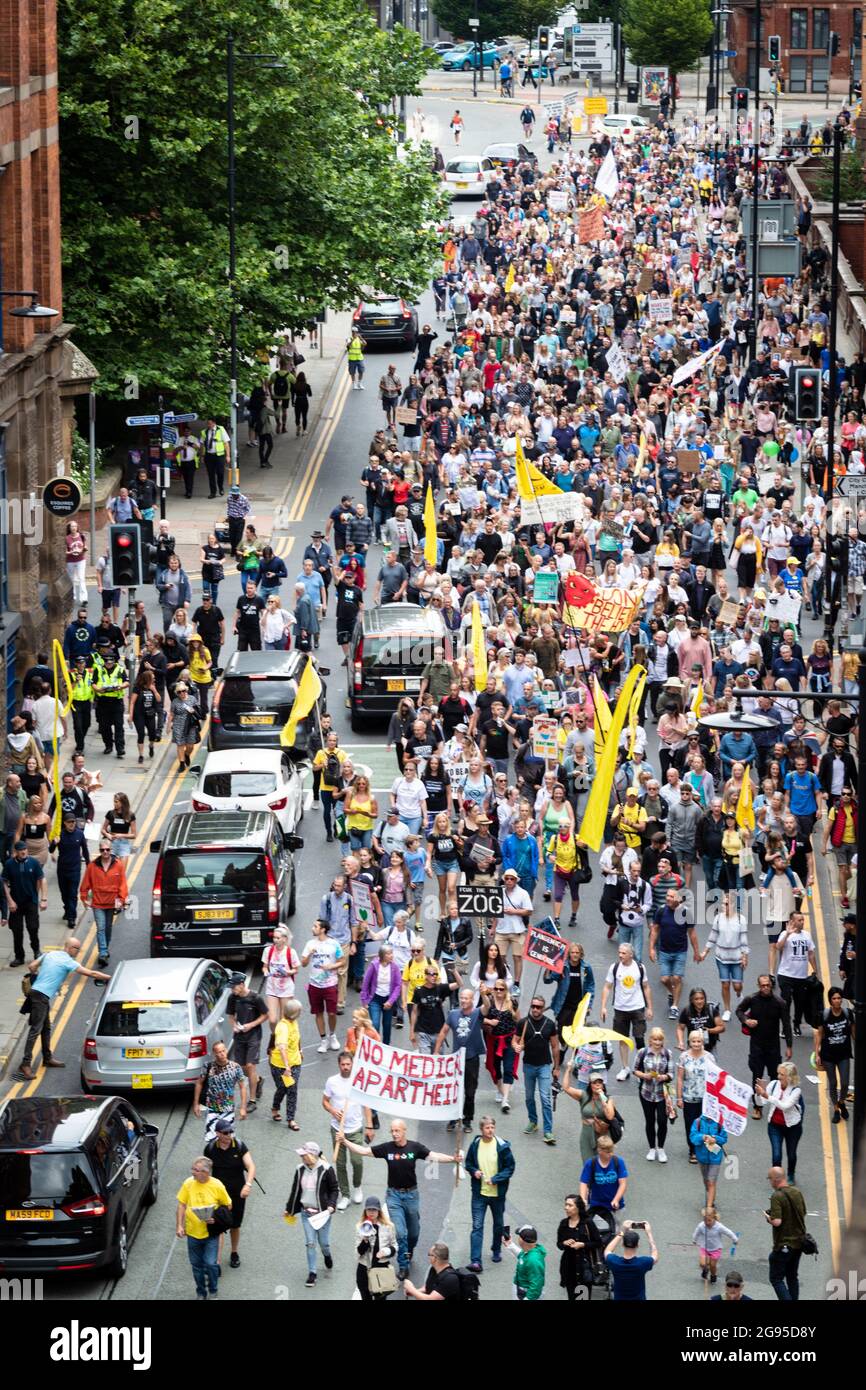 Des centaines de manifestants contre les écluses descendent dans la ville. Les gens défilent à travers Piccadilly pour une manifestation mondiale de Rally for Freedom. Credit: Andy Barton/Alay Live News Banque D'Images