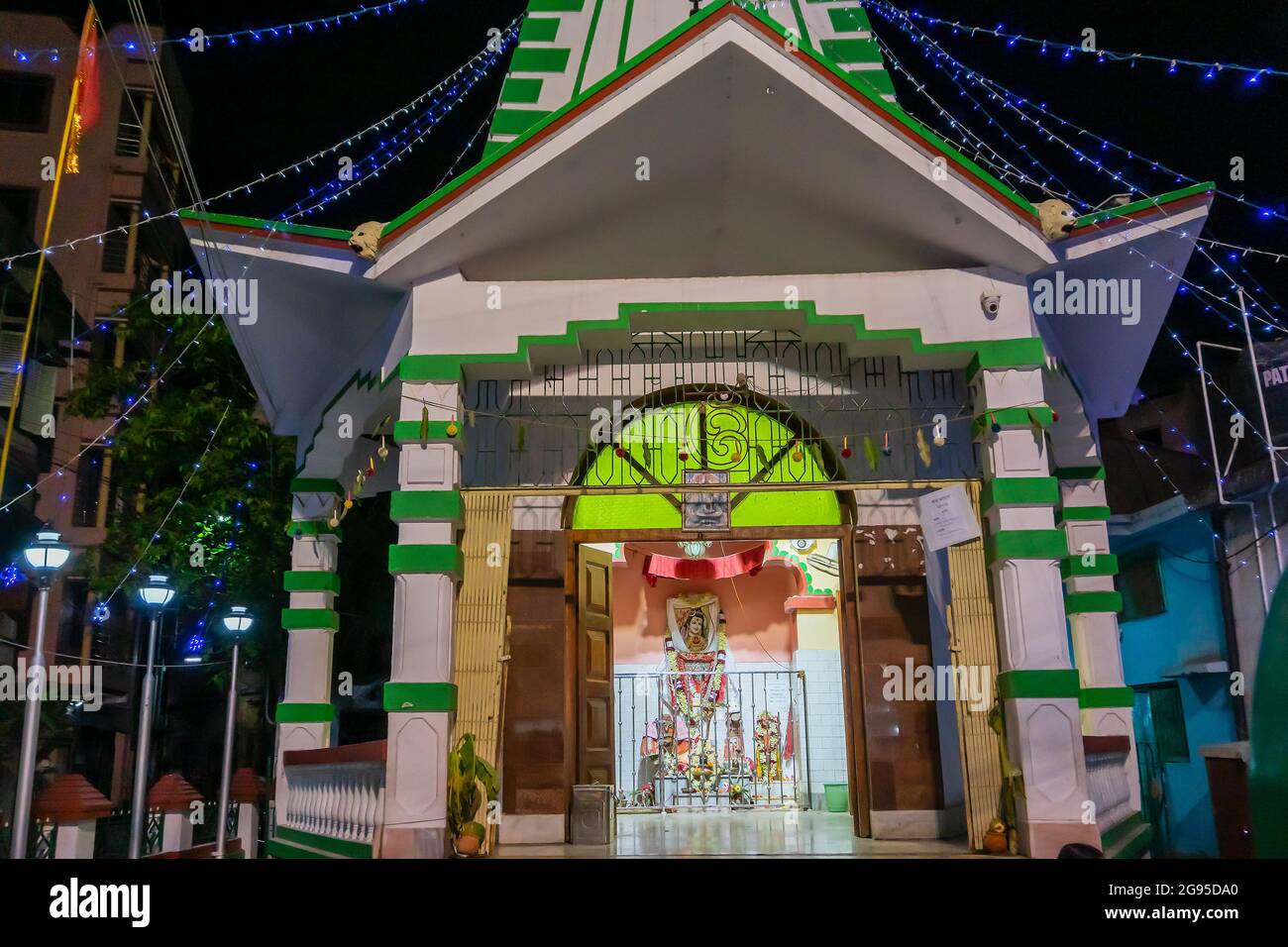 Howrah, Bengale-Occidental, Inde - 14 avril 2019 : temple illuminé de Lord Shiva à la veille du nouvel an bengali , connu sous le nom de Gajan ou festival de Charak , Banque D'Images