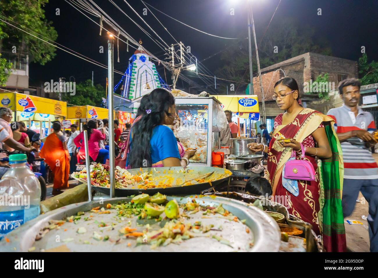 Howrah, Bengale-Occidental, Inde - avril 14th 2019 : des dévotés hindous bengalis mangeant du chotpoti , un plat alimentaire bengali indien en bord de route, célébrant la nouvelle année. Banque D'Images