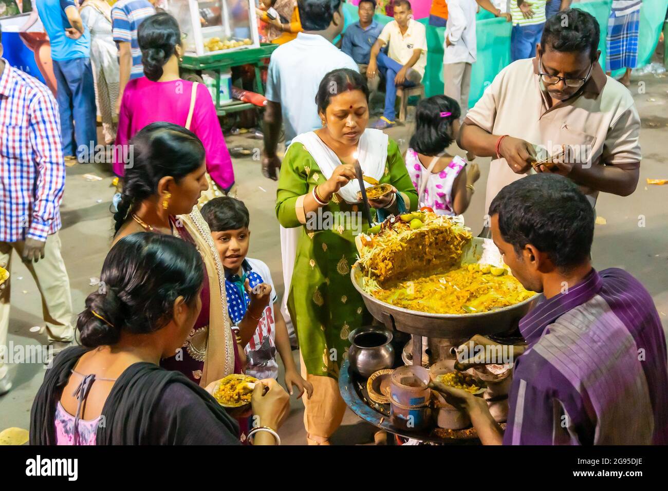 Howrah, Bengale-Occidental, Inde - avril 14th 2019 : des dévotés hindous bengalis mangeant du chotpoti , un plat alimentaire bengali indien en bord de route, célébrant la nouvelle année. Banque D'Images