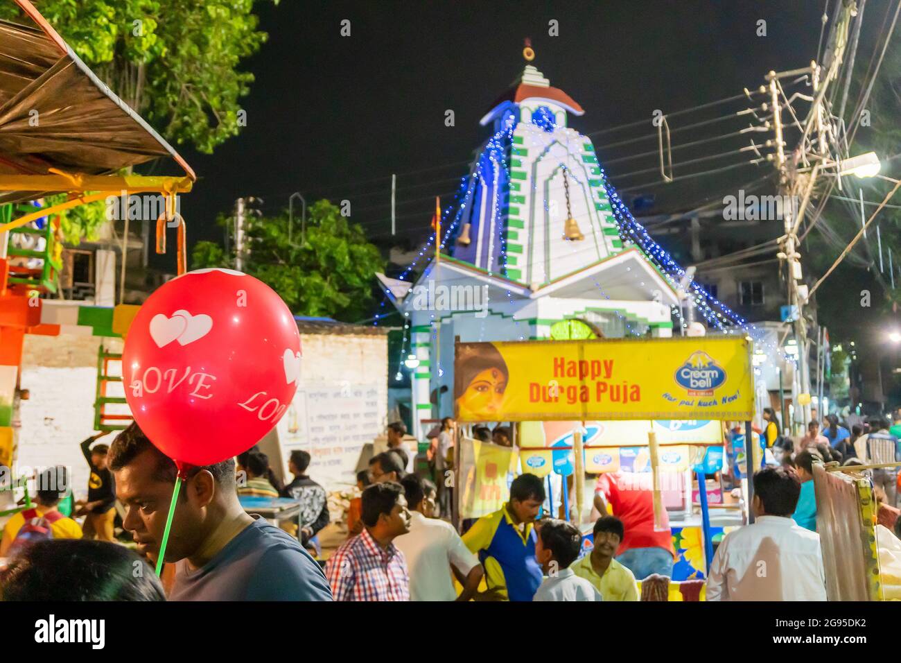 Howrah, Bengale-Occidental, Inde - 14th avril 2019 : des balons marqués d'amour sont vendus devant le temple de Lord Shiva à la veille du nouvel an bengali. Banque D'Images
