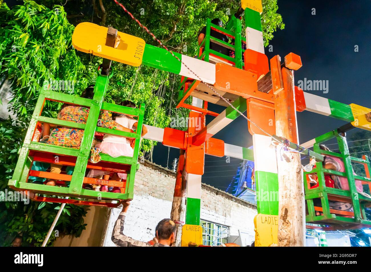 Howrah, Bengale-Occidental, Inde -14th avril 2019: Les enfants sont à cheval sur Nagordola- promenade d'amusement pour célébrer le premier jour de la nouvelle année bengali. Banque D'Images