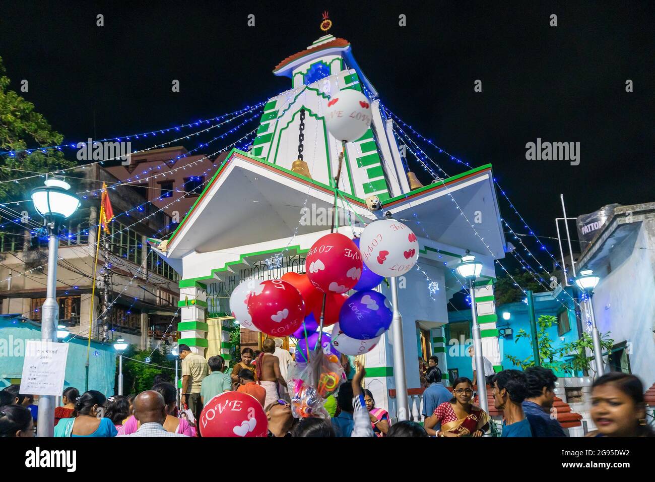 Howrah, Bengale-Occidental, Inde - 14th avril 2019 : des balons colorés sont vendus devant le temple de Lord Shiva à la veille du nouvel an bengali. Banque D'Images