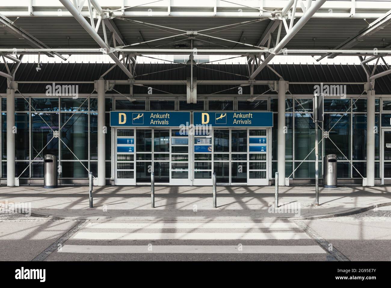 Porte d'entrée fermée de la zone des arrivées abandonnées du terminal 1 de l'aéroport de Munich, Bavière, Allemagne Banque D'Images
