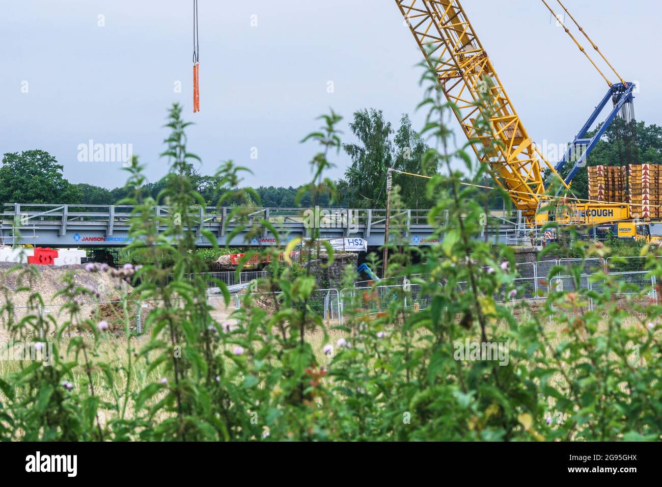 Finmere Bridge, Buckinghamshire, Royaume-Uni 24 juillet 2021. ROADWORKS la route principale reliant l'A4421 Bicester (Oxfordshire) à Buckingham est fermée ce week-end (de 20:00 le vendredi 23 à 6:00 le lundi 26 juillet) entre Newton Purcell et le rond-point Finmere (Buckinghamshire) pour créer une route de transport et d'accès à travers le pont Finmere pour le trafic de travaux associé à HS2. Le détournement se fait par des villages qui bordent la route principale. Bridget Catterall/Alamy Live News Banque D'Images