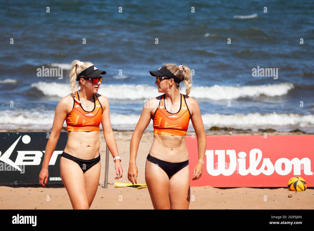 Portobello, Édimbourg, Écosse, Royaume-Uni. 24 juillet 2021. L'événement de volley-ball 2021 de la série Grand Chelem de UKBT, organisé par l'Association écossaise de volley-ball en partenariat avec UK Beach l'association écossaise de Katie Barbour et Rachel Morrison a remporté leur premier match 19-17 contre Tessis/Berstautaite lors du premier événement écossais Grand Chelem ! Crédit : Arch White/Alamy Live News. Banque D'Images