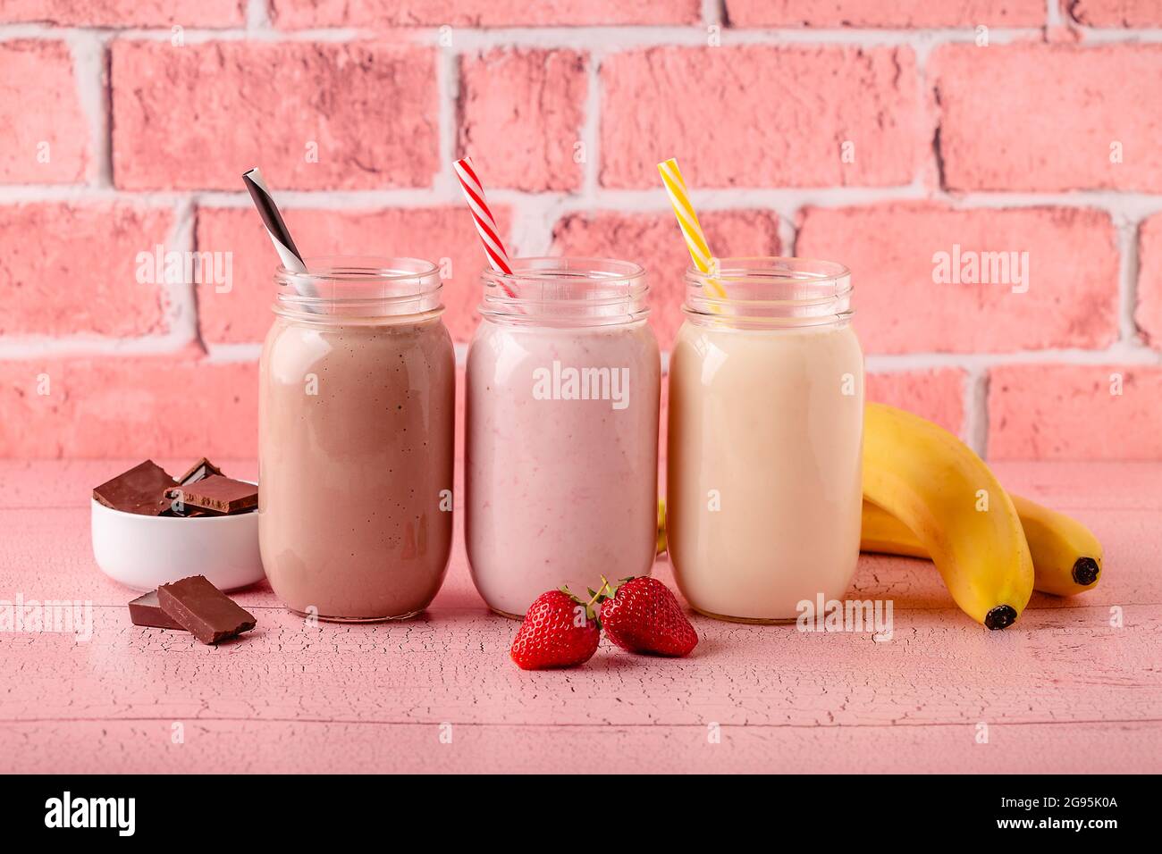 Ensemble de milkshakes à la fraise et au chocolat dans les pots en verre Banque D'Images