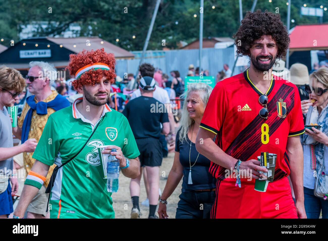 Henham Park, Suffolk, Royaume-Uni. 24 juillet 2021. Une partie de cerf porte tous les bandes de football de différents pays, tiré d'un chapeau - le Latitude Festival 2021, Henham Park. Suffolk, revient comme un événement de test de covid après un an de congé en raison de la pandémie. Crédit : Guy Bell/Alay Live News Banque D'Images