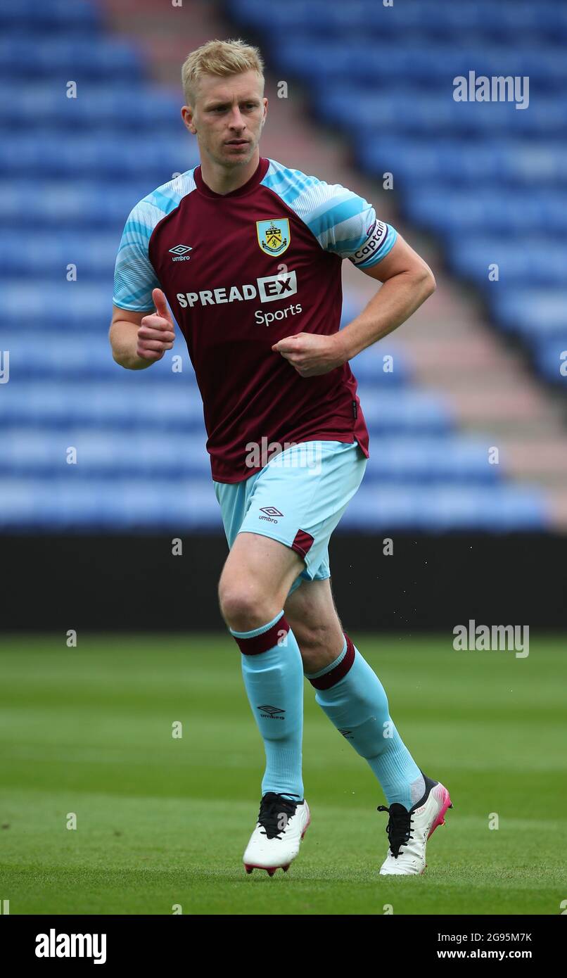 Oldham, Angleterre, le 24 juillet 2021. Ben Mee de Burnley pendant le match amical d'avant-saison à Boundary Park, Oldham. Le crédit photo devrait se lire: Simon Bellis / Sportimage Banque D'Images