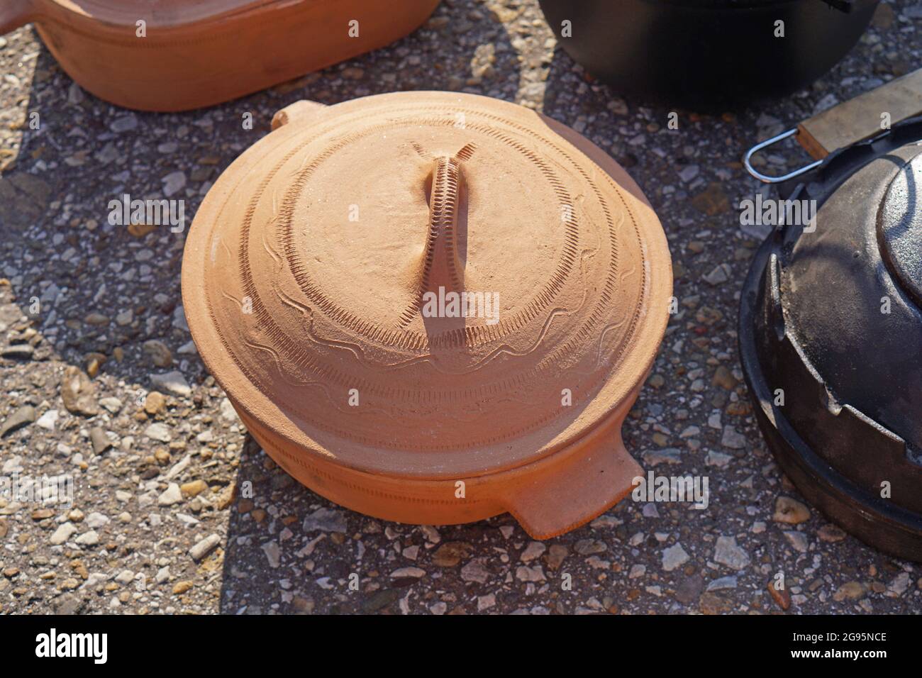 Plat de cuisson en terre cuite avec couvercle, à la cocotte, va au four Photo Stock Alamy