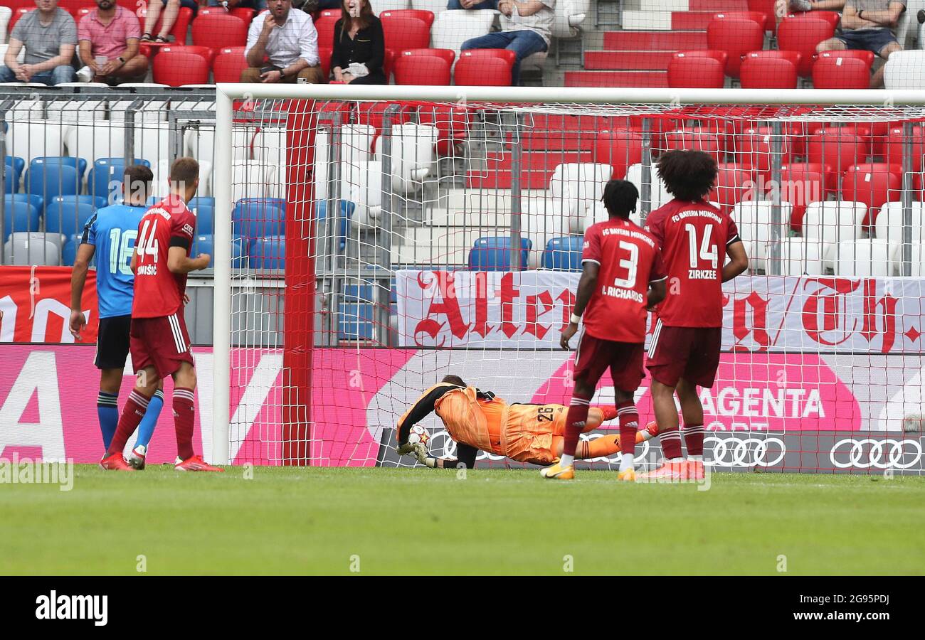 firo: 24.07.2021, football, 1. Bundesliga, saison 2021/2022, test match, FC Bayern Mvºnchen - Ajax Amsterdam Lisandro Martinez, Ajax Amsterdam, Ajax, Amsterdam, Sven Ulreich, objectif 2 : 2 Banque D'Images