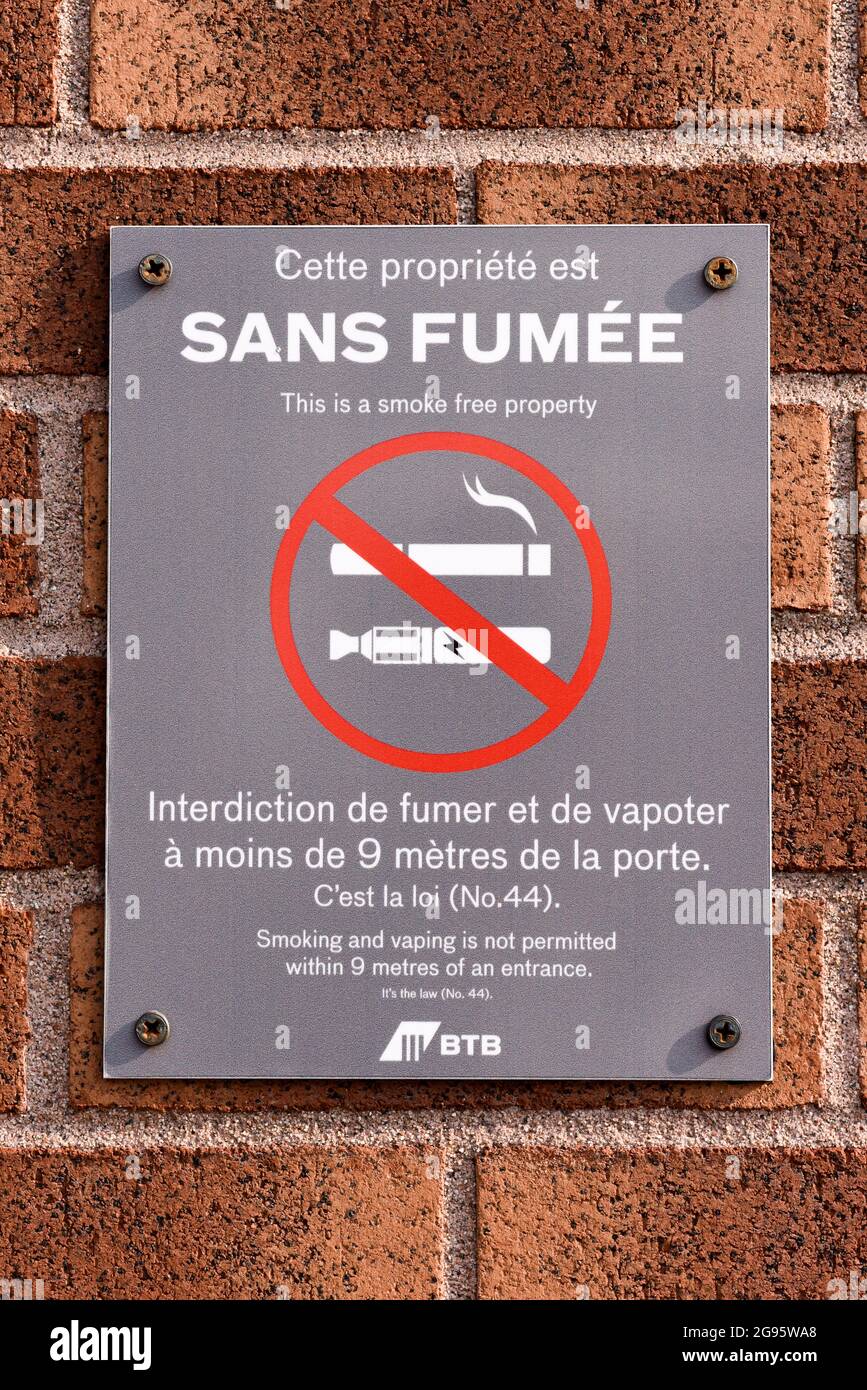 Panneau interdiction de fumer et de vapotage à l'entrée d'un immeuble de bureaux à Montréal Banque D'Images