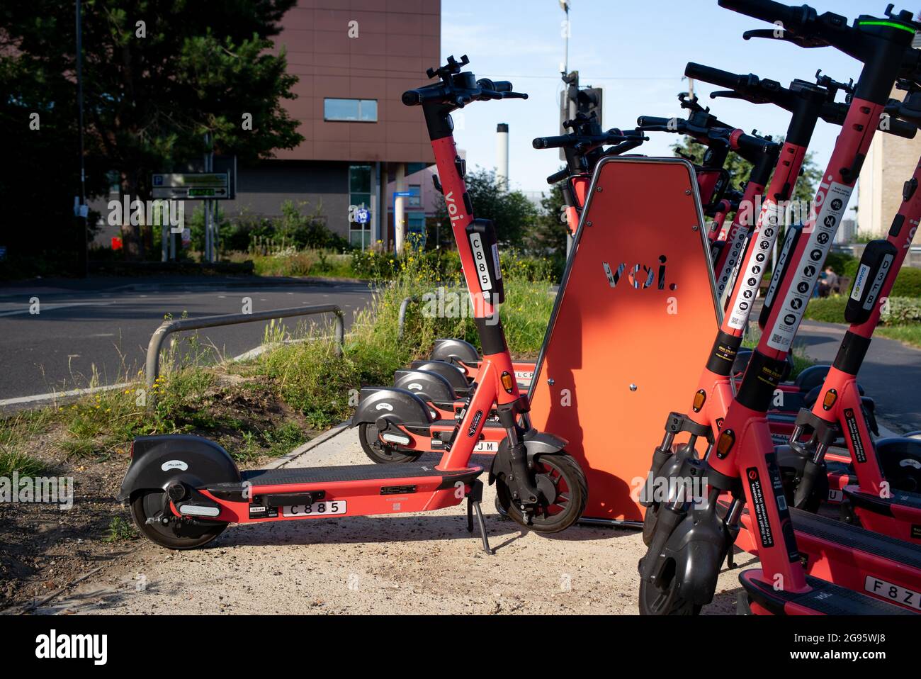 Le programme de location de trottinettes VOI est en cours d'essai dans le centre-ville de Southampton afin d'apporter un moyen écologique et non-émission de personnes pour se déplacer dans la ville. Banque D'Images