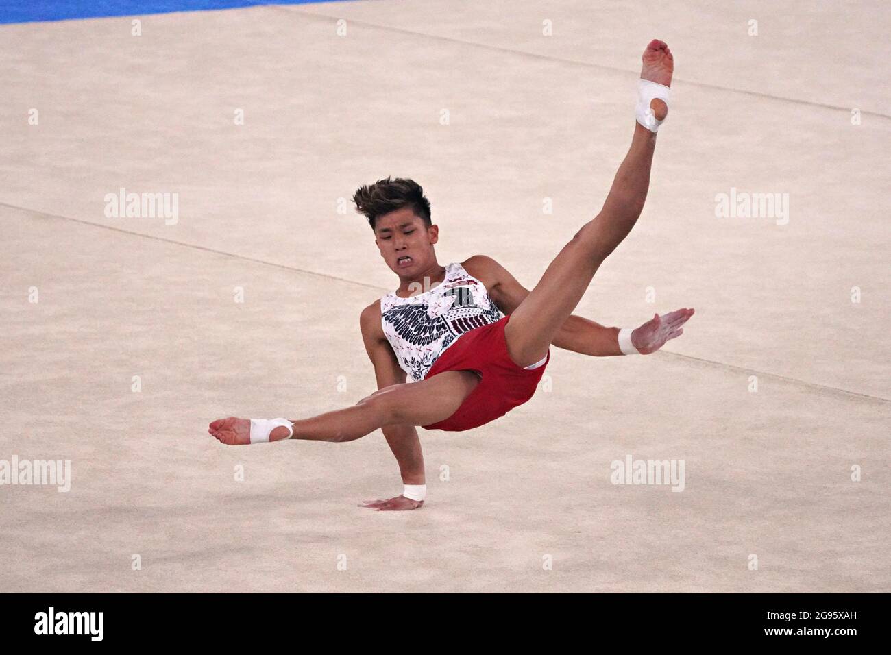 Tokyo, Japon. 24 juillet 2021. YUL Moldauer, de Team United States, exécute sa routine d'exercice de sol lors de la compétition préliminaire de gymnastique masculine au Centre de gymnastique Ariake lors des Jeux Olympiques de Tokyo, au Japon, le samedi 24 juillet 2021. Photo de Richard Ellis/UPI. Crédit : UPI/Alay Live News Banque D'Images