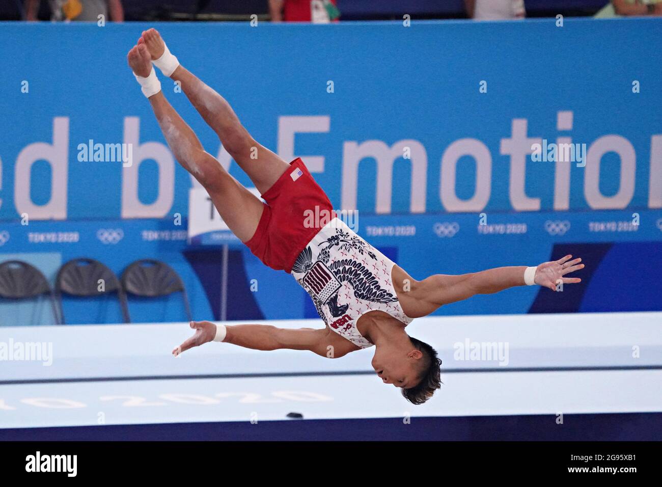 Tokyo, Japon. 24 juillet 2021. YUL Moldauer, de Team United States, exécute sa routine d'exercice de sol lors de la compétition préliminaire de gymnastique masculine au Centre de gymnastique Ariake lors des Jeux Olympiques de Tokyo, au Japon, le samedi 24 juillet 2021. Photo de Richard Ellis/UPI. Crédit : UPI/Alay Live News Banque D'Images
