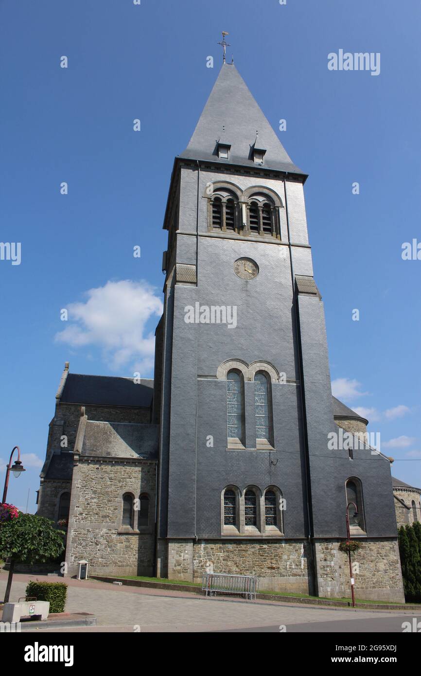 Vue extérieure de l'église Saint-Etienne de Bertrix. L'église du 19ème siècle dans le centre ville de Bertix dans la province de Luxembourg en Belgique. Banque D'Images