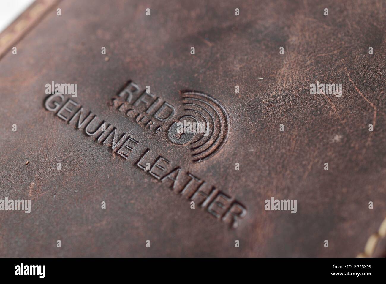 Logo RFID Security sur un portefeuille en cuir véritable Banque D'Images