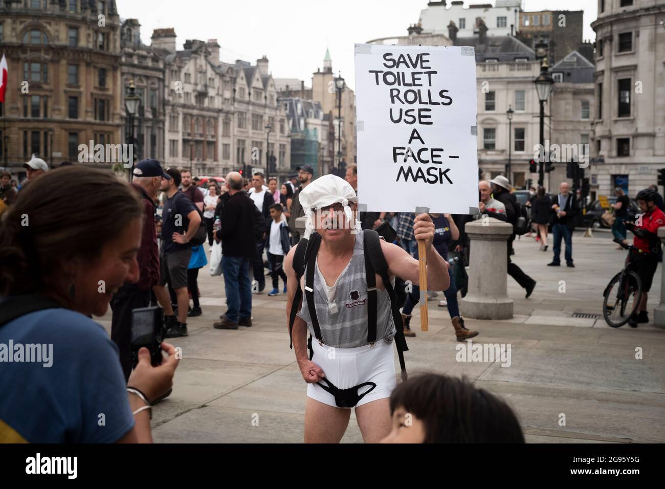Londres, Angleterre, 24 juillet 2021. Des manifestants se rassemblent sur Trafalgar Square à Londres pour protester contre les politiques de confinement du gouvernement, exigeant l'annulation immédiate de toutes les mesures empêchant de nouvelles flambées de COVID19. Crédit: Bruno Korbar / Alay Banque D'Images