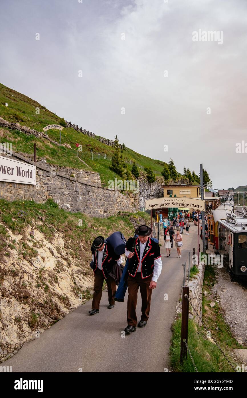 Schynige Platte, Oberland bernois, Suisse - train à crémaillère de tourisme rouge vintage et musiciens tradionaux avec corne alpine Banque D'Images