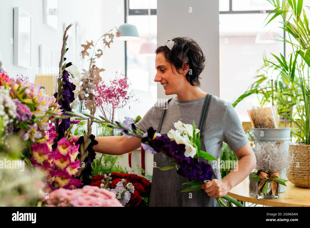 Fleuriste préparant un bouquet de fleurs pour un client Banque D'Images