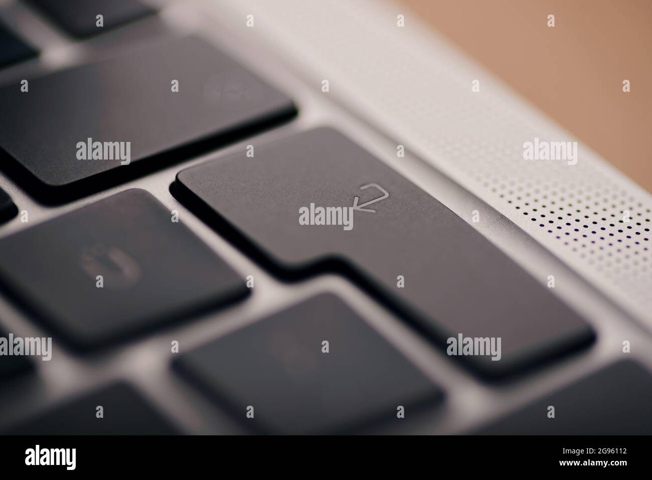 Izmir, Turquie - 29 mai 2021 : gros plan du bouton entrée d'un macbook de marque Apple. Banque D'Images