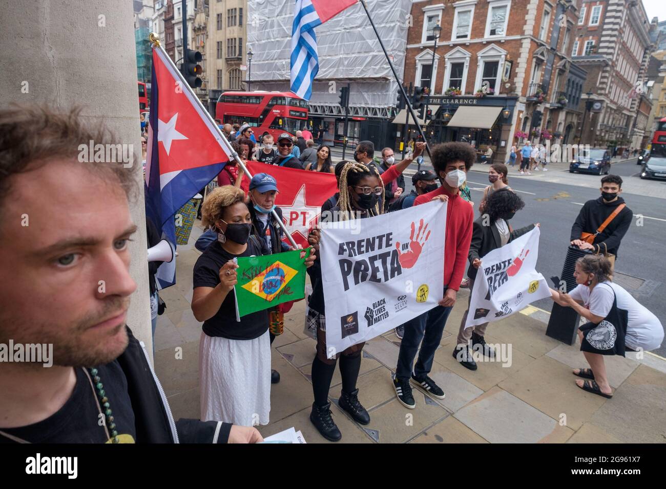 Londres, Royaume-Uni. 24 juillet 2012. Les Brésiliens et les partisans s'arrêtent à Whitehall dans leur protestation contre le président Bolsonaro, qui fait actuellement l'objet d'une enquête judiciaire pour sa mauvaise gestion de la pandémie. Ils exigent de la nourriture et des vaccins pour tous, le respect des droits et des terres autochtones, la fin de la violence policière et le meurtre des Noirs, appelant à mettre fin à son gouvernement anti-femmes, anti-travailleur, anti-gay et à son attaque contre la science, l'éducation et la culture. Peter Marshall/Alay Live News Banque D'Images