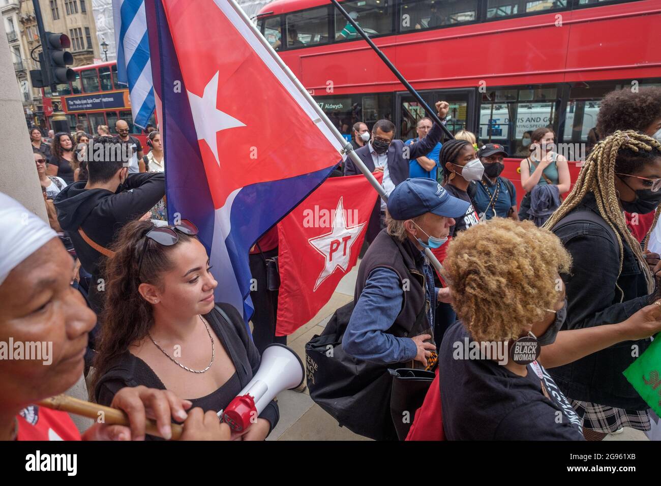 Londres, Royaume-Uni. 24 juillet 2012. Les Brésiliens et les partisans s'arrêtent à Whitehall dans leur protestation contre le président Bolsonaro, qui fait actuellement l'objet d'une enquête judiciaire pour sa mauvaise gestion de la pandémie. Ils exigent de la nourriture et des vaccins pour tous, le respect des droits et des terres autochtones, la fin de la violence policière et le meurtre des Noirs, appelant à mettre fin à son gouvernement anti-femmes, anti-travailleur, anti-gay et à son attaque contre la science, l'éducation et la culture. Peter Marshall/Alay Live News Banque D'Images