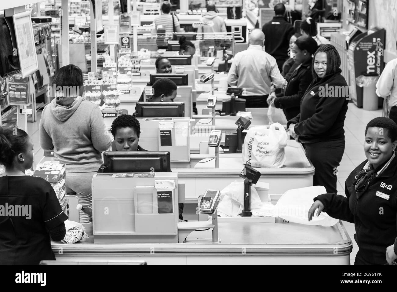 JOHANNESBURG, AFRIQUE DU SUD - 06 janvier 2021 : caissiers africains à la caisse à l'épicerie du supermarché Pick n Pay local. Banque D'Images