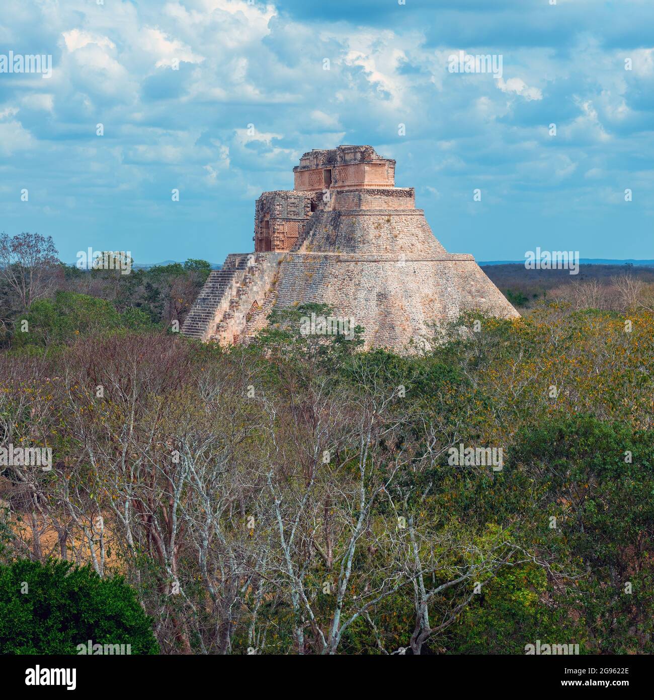 Pyramide magicienne dans la ville maya d'Uxmal, Yucatan, Mexique. Banque D'Images