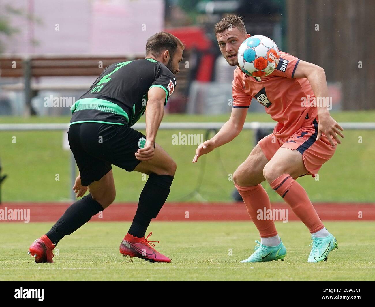 24.07.2021, Rottach-Egern, camp d'entraînement de TSG Hoffenheim à Rottach-Egern, sur la photo Simon Asta (Furth), Jacob Bruun Larsen (Hoffenheim) Banque D'Images
