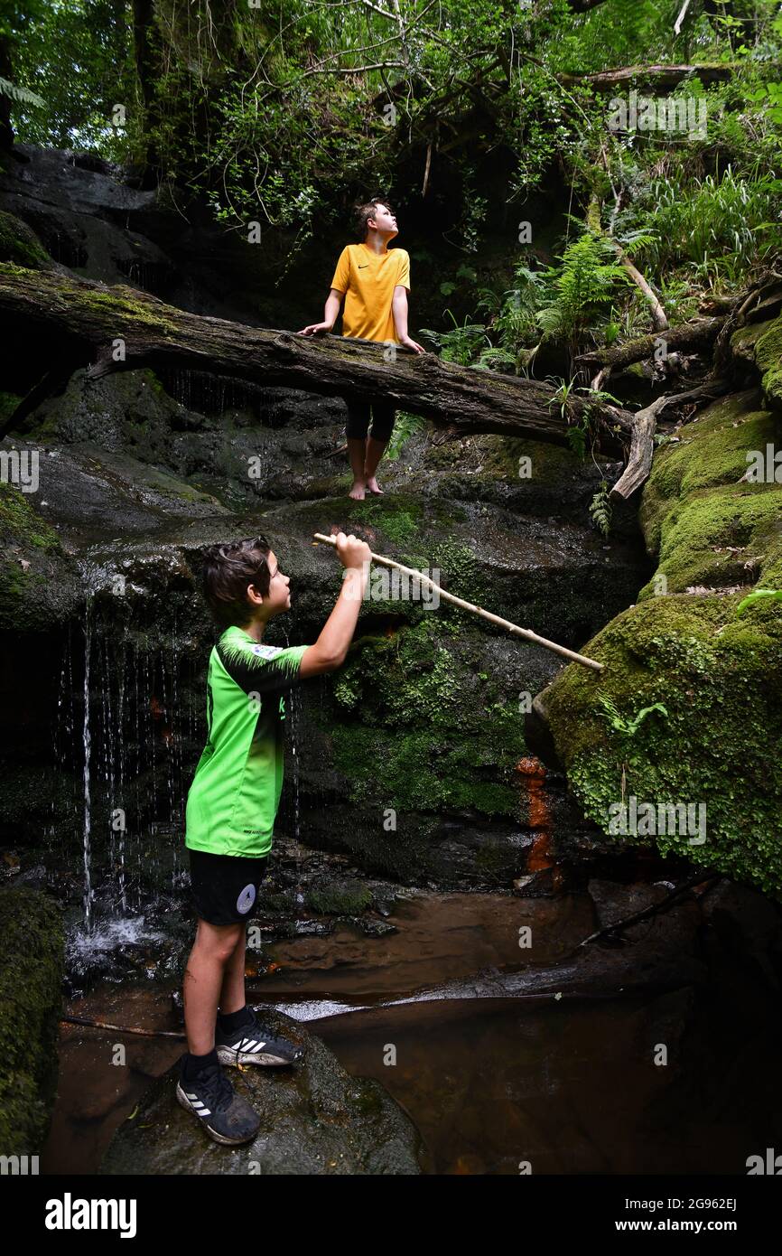 Jeunes garçons explorant la campagne britannique à Loamhole Waterfall à Shropshire Angleterre Royaume-Uni. Enfants explorant la nature Angleterre aventure britannique Banque D'Images