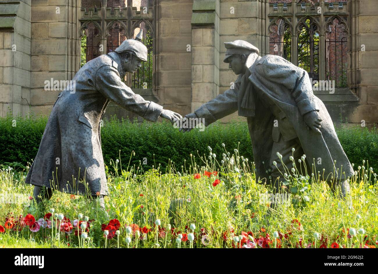 Tous ensemble maintenant statue à l'extérieur de St Luke, l'église bombardée de Liverpool. Andy Edwards sculpture à la mémoire de la Trêve de Noël WW 1 1914 Banque D'Images