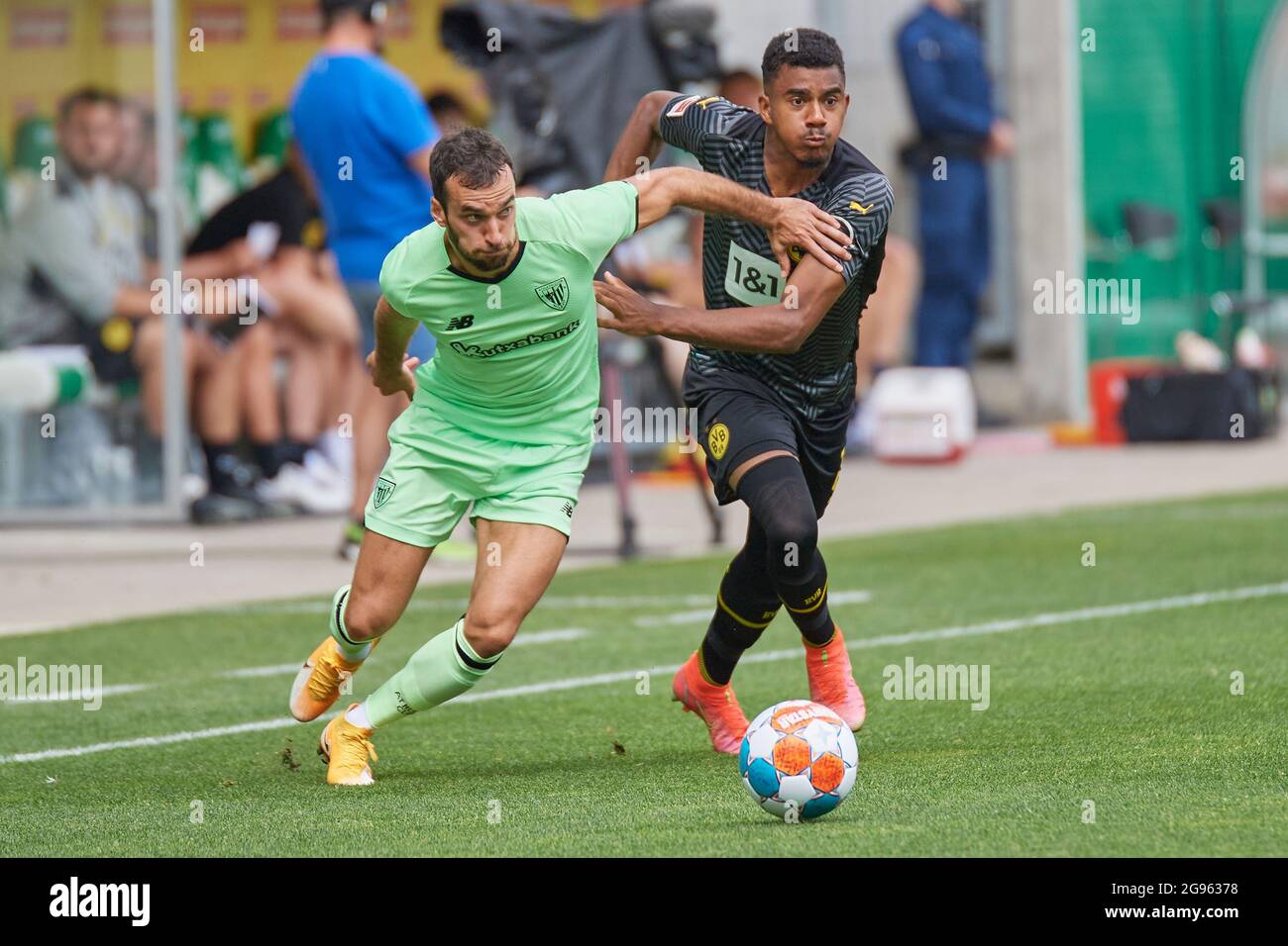 Saint-Gall, Suisse, 24. Juillet 2021. Ansgar Knauff gegen Iñigo Lekue Martínez während des Fussball Freudschaftsspiels Borussia Dortmund gegen Athletic Banque D'Images