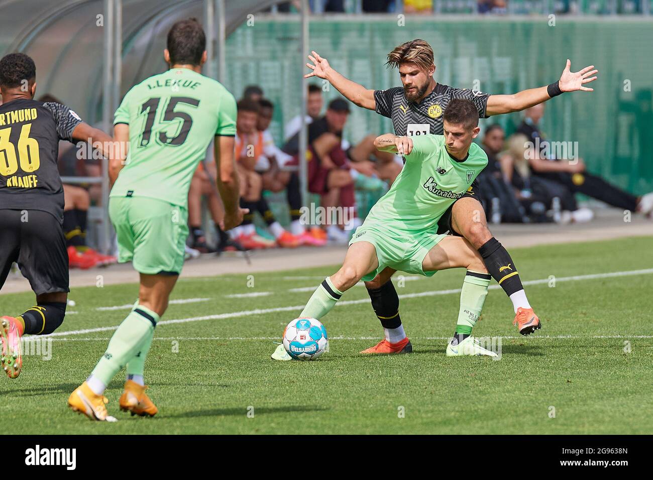 Saint-Gall, Suisse, 24. Juillet 2021. Antonios Papadopoulos (hinten) im Zweikampf während des Fussball Freudschaftsspiels Borussia Dortmund gegen atle Banque D'Images