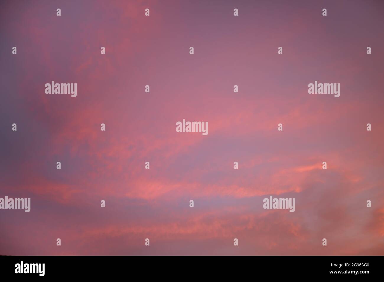 Magnifique orange jaune pourpre nuages coucher de soleil ciel remplacement de stock photographie. Le sud de la Californie un ciel fabuleux, merveilleux et épique. Banque D'Images