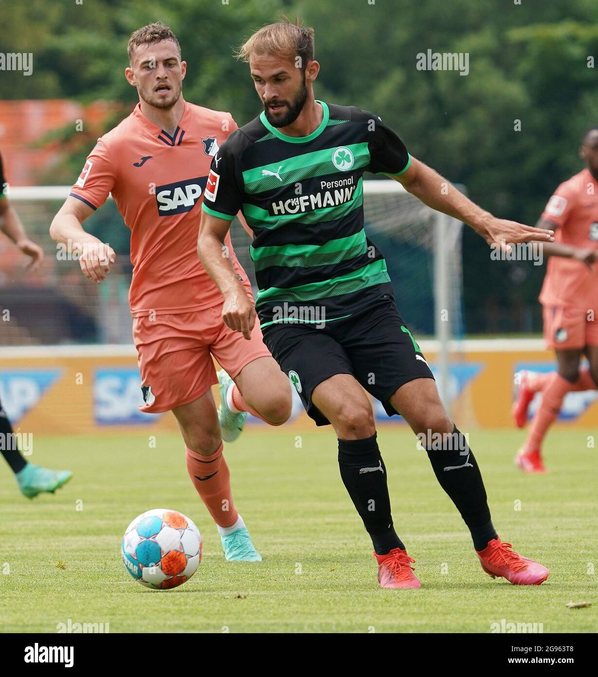 24.07.2021, Rottach-Egern, camp d'entraînement de TSG Hoffenheim à Rottach-Egern, sur la photo Jacob Bruun Larsen (Hoffenheim), Simon Asta (Furth) Banque D'Images