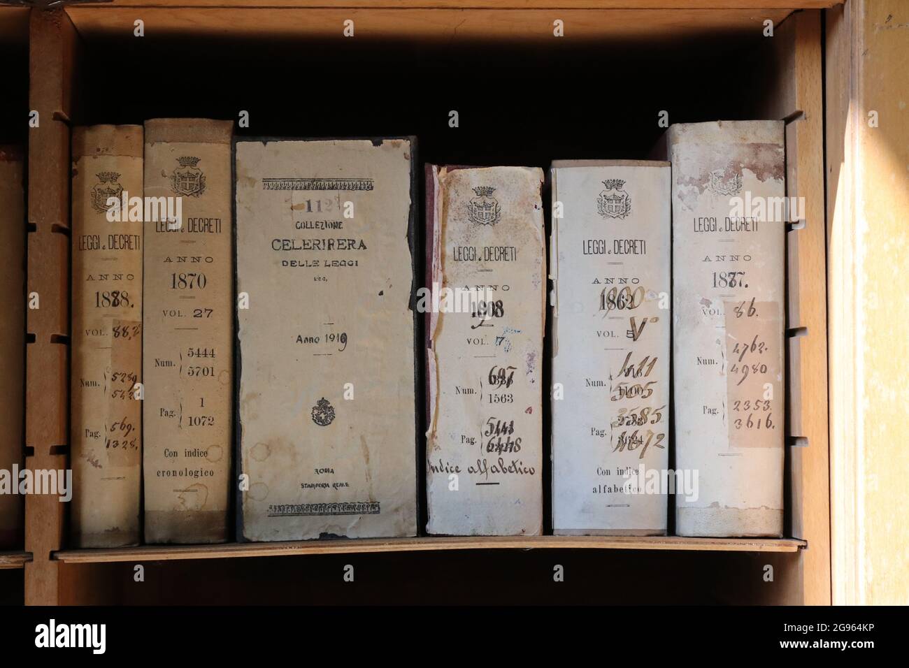 Anciens livres de droit italien des années 1800 dans une ancienne bibliothèque Banque D'Images