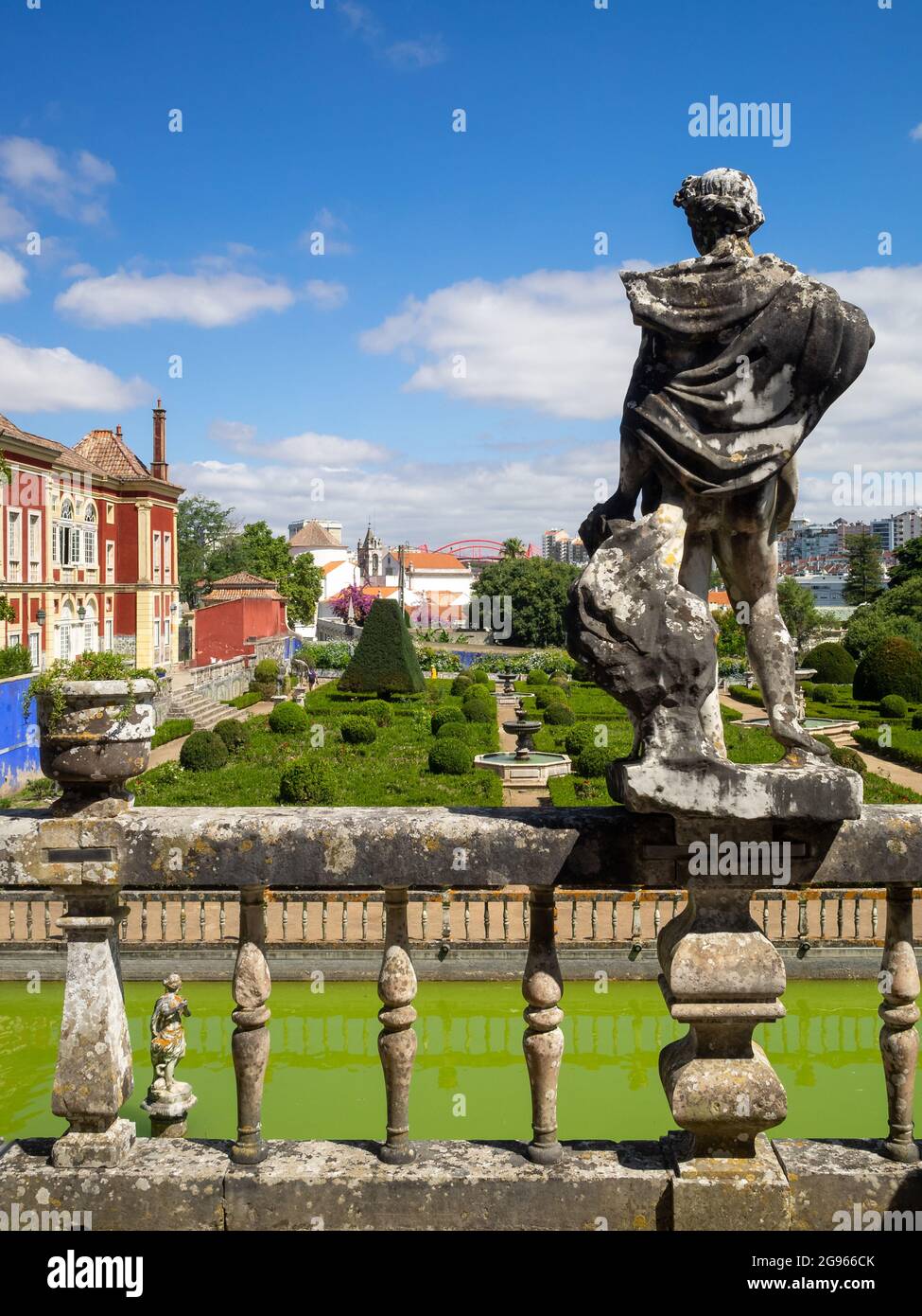 Vue sur les jardins du palais Fronteira depuis le balcon du palais des rois, Lisbonne Banque D'Images