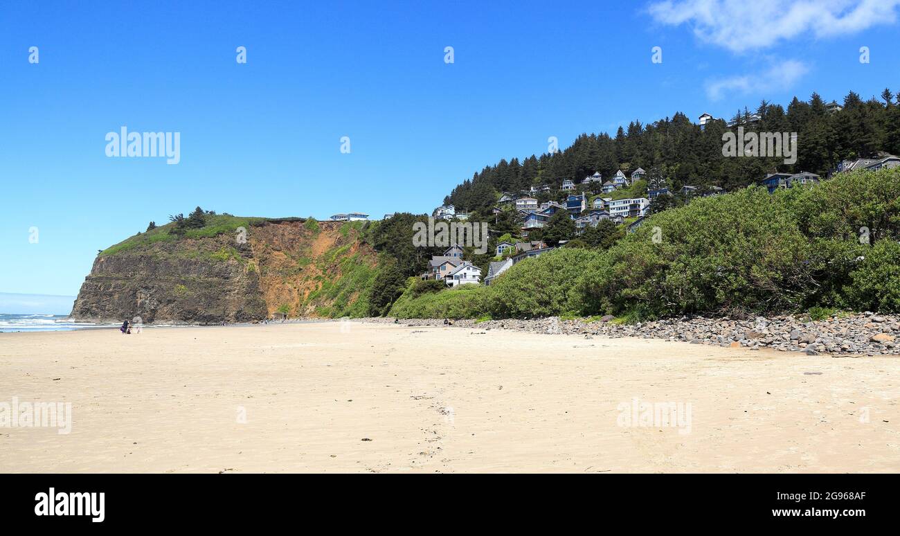 Le long de la côte de l'Oregon : la ville d'Oceanside avec la plage et les célèbres falaises de Maxwell point. Banque D'Images