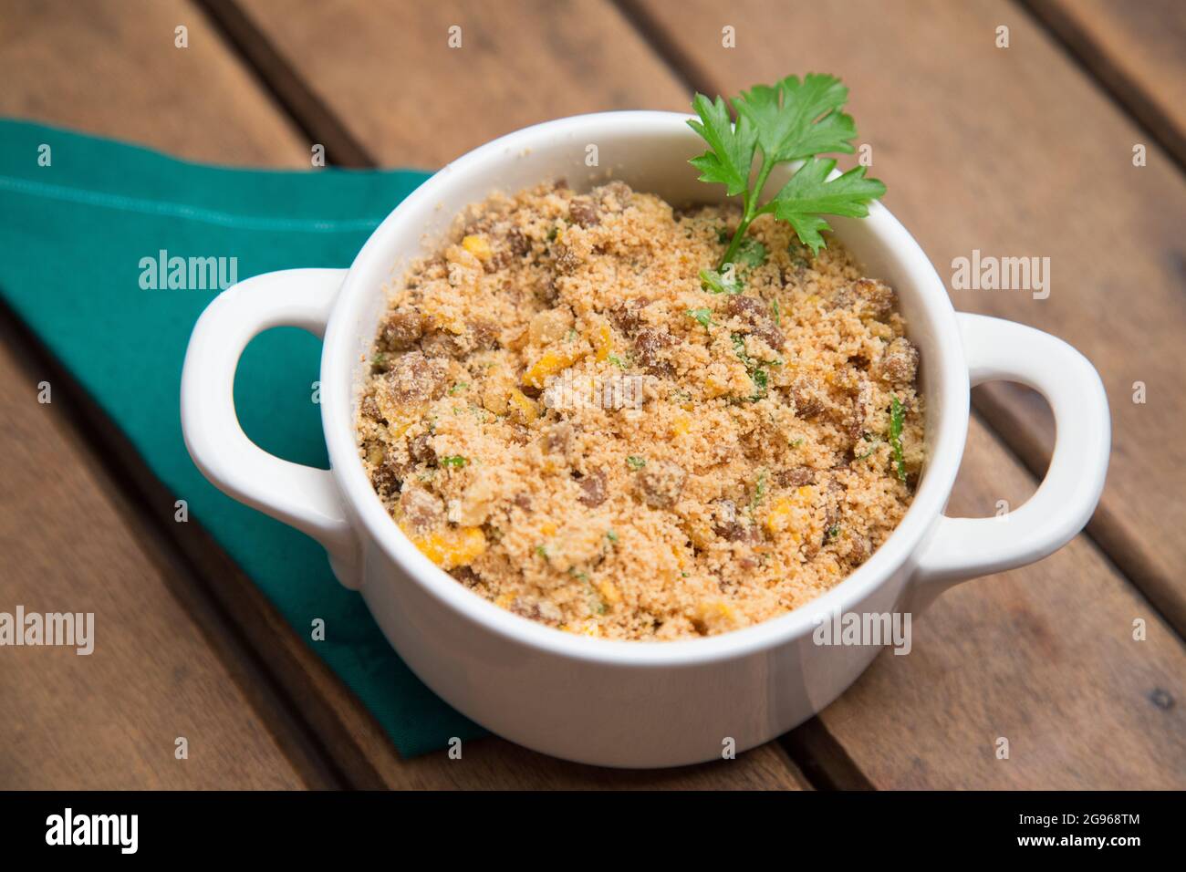 Bol de farofa. Un type de repas à base de farine de manioc grillée typique du Brésil Banque D'Images