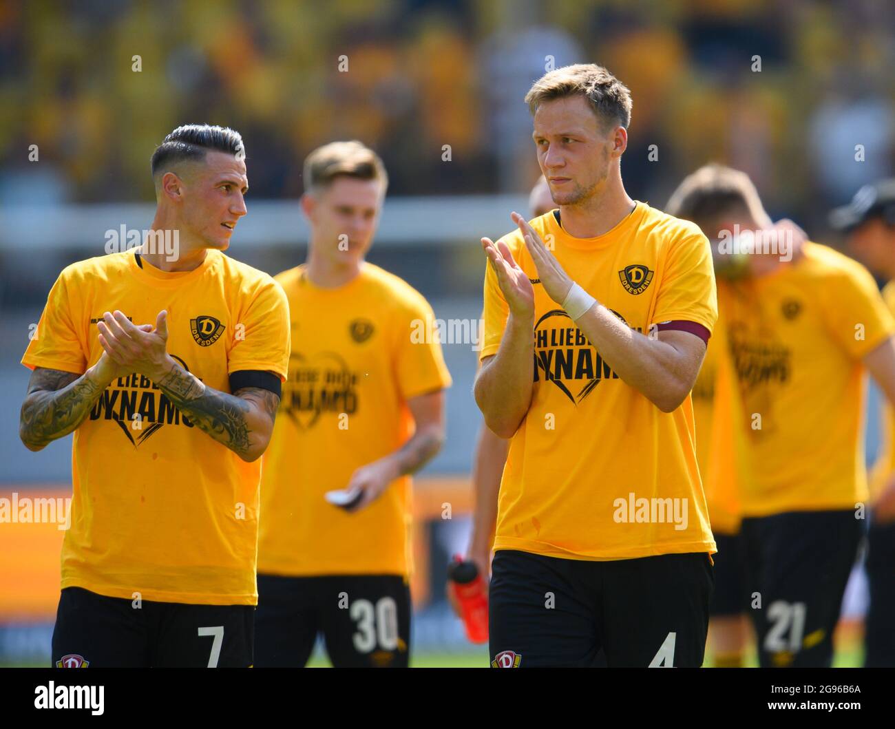 24 juillet 2021, Saxe, Dresde: Football: 2ème Bundesliga, SG Dynamo Dresden - FC Ingolstadt 04, Matchday 1, au stade Rudolf Harbig. Panagiotis Vlachodimos (l) et Tim Knipping de Dynamo portent un T-shirt avec l'inscription « I love You Dynamo » après la victoire. Photo: Robert Michael/dpa-Zentralbild/dpa - NOTE IMPORTANTE: Conformément aux règlements de la DFL Deutsche Fußball Liga et/ou de la DFB Deutscher Fußball-Bund, il est interdit d'utiliser ou d'utiliser des photos prises dans le stade et/ou du match sous forme de séquences et/ou de séries de photos de type vidéo. Banque D'Images