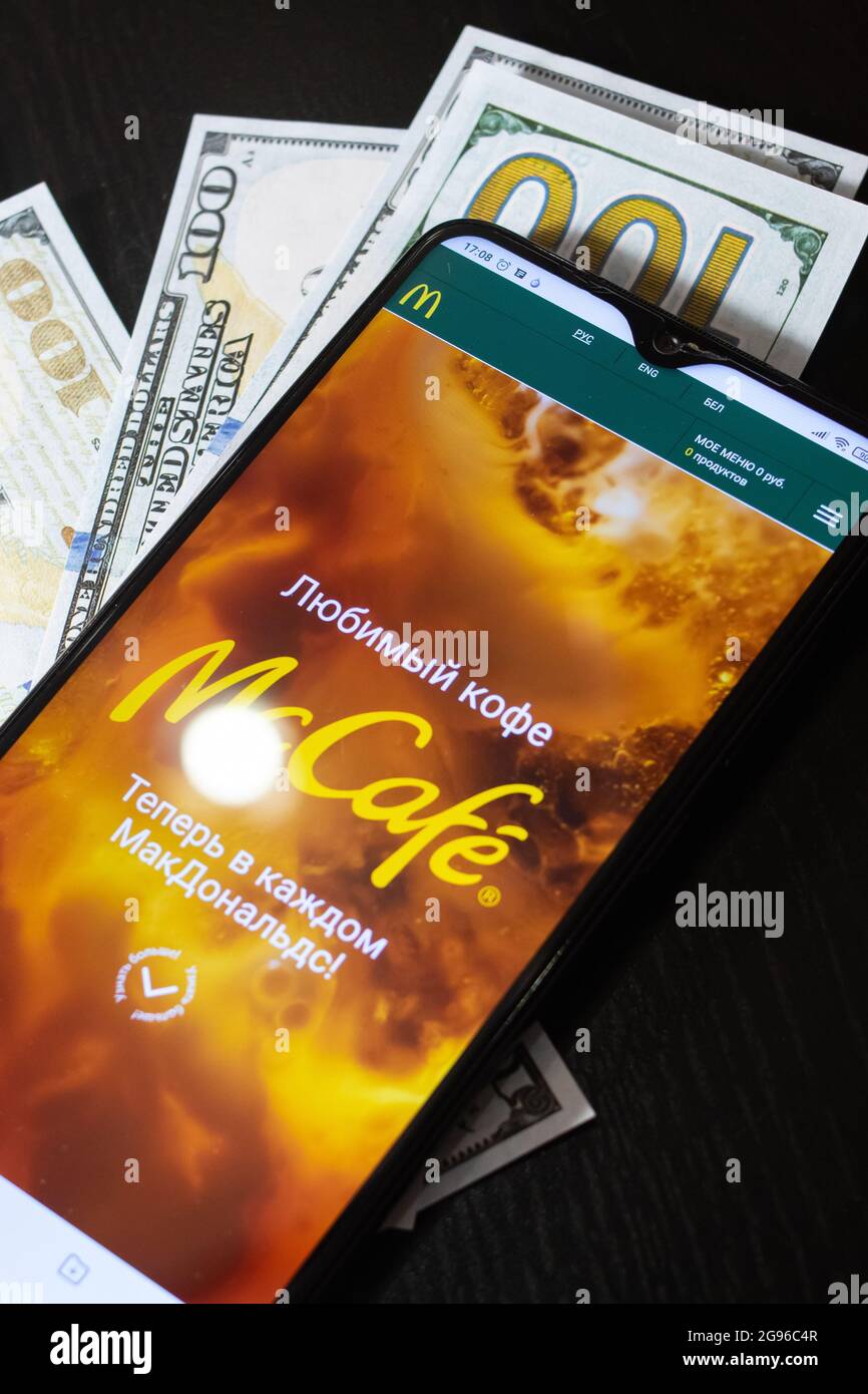 BELARUS, NOVOPOLOTSK - 16 JUILLET, 2021: Le menu McDonald's en exposition Banque D'Images