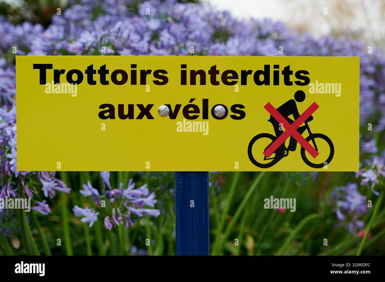 Signe français avec le texte que les vélos sont interdits sur le trottoir Banque D'Images