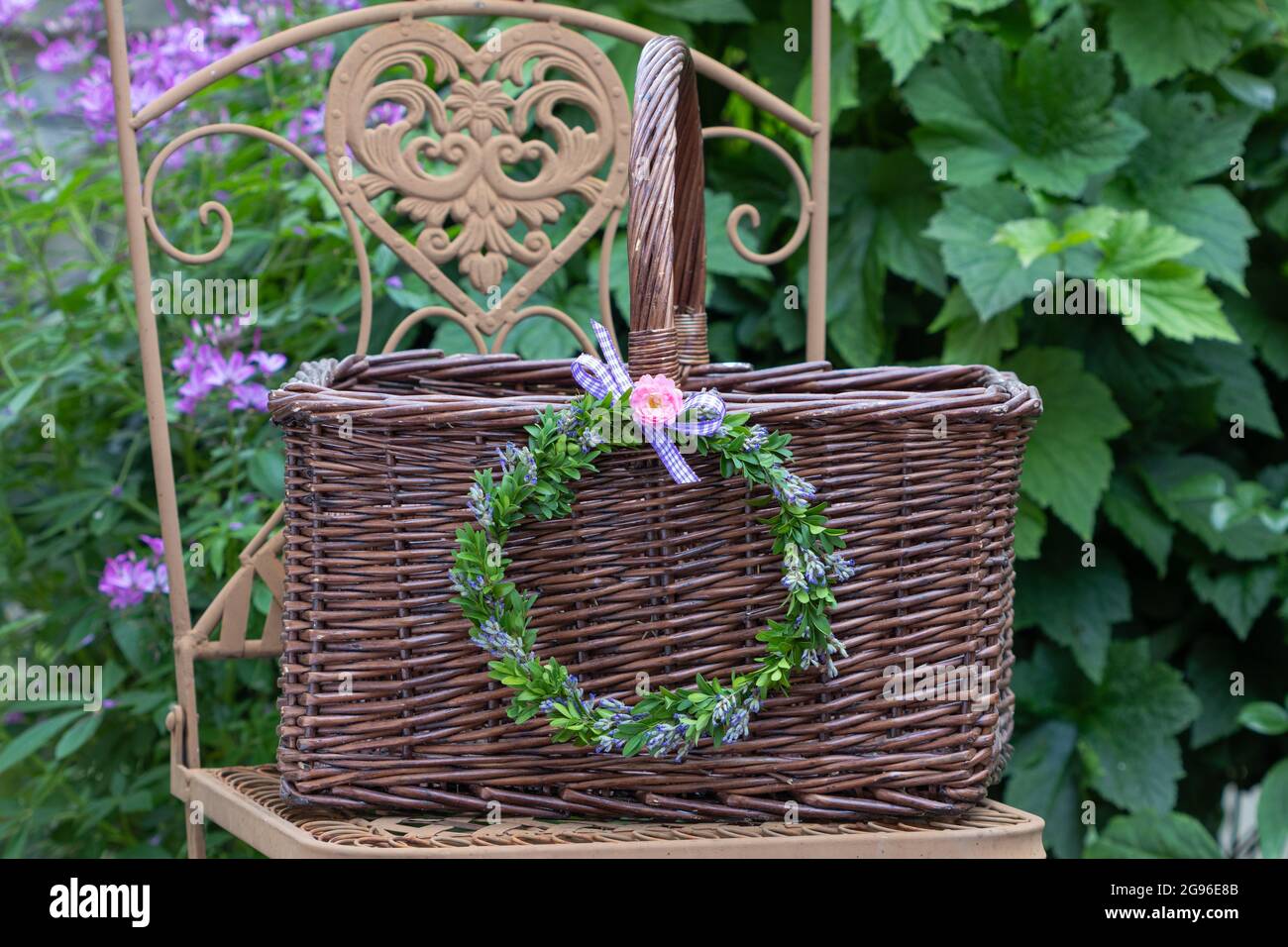 décoration avec couronne de fleurs de lavande, boîte d'arbre et panier de saule Banque D'Images